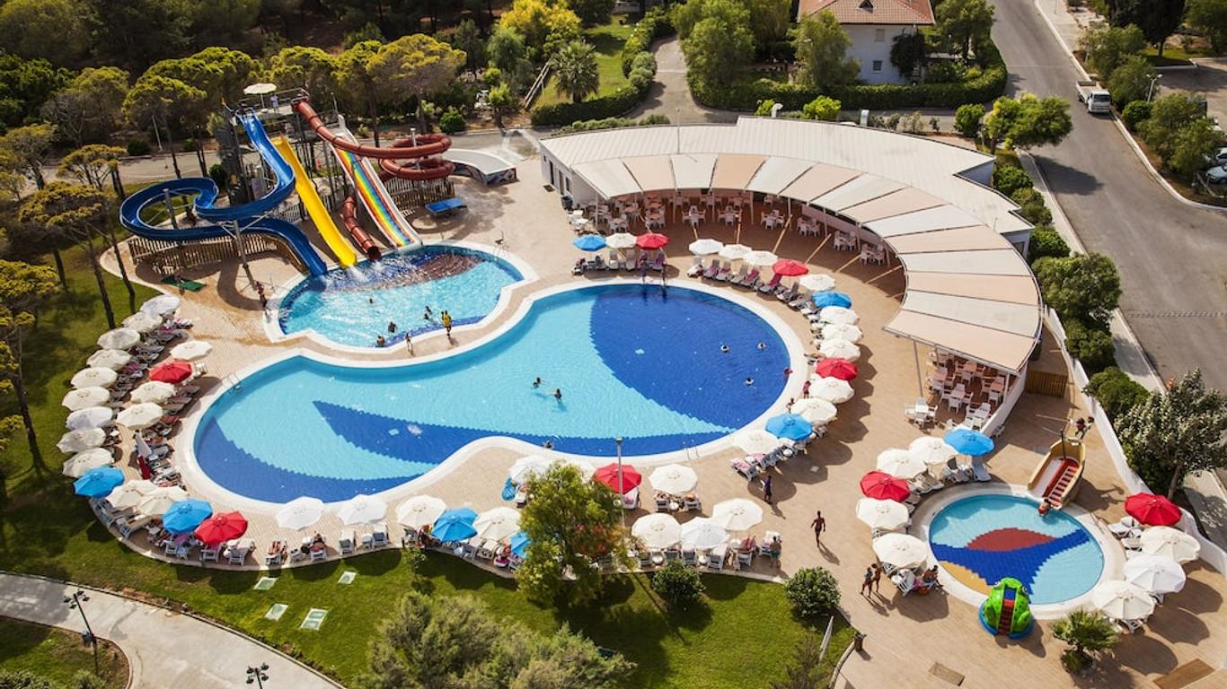 Salamis Hotel Girişi